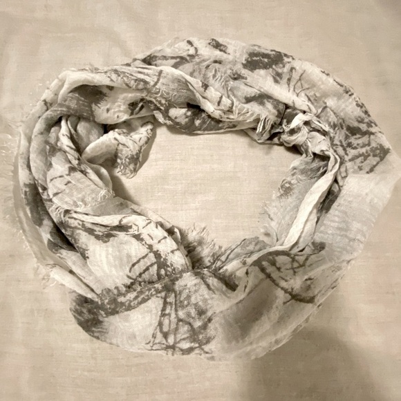 Scarf. Lightweight gauzy grey and off white scarf - Picture 5 of 5